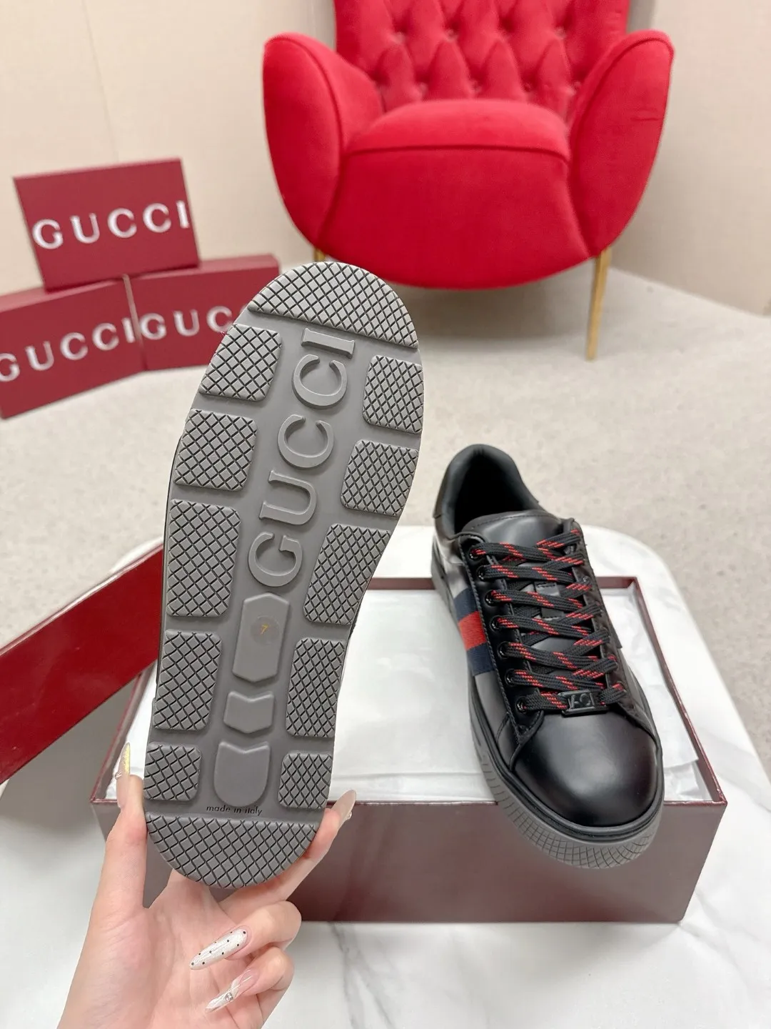 Factory price: 460💰Gucci Gucci's latest ACE series casual sports shoes, the same style as all the stars, classic brown canvas + leather stitching, the red and green stripes on the side are very recognizable. Perfect shoe last, perfect for daily casual wear, super beautiful and comfortable on the feet, a must-have for fashionistas 💯 ☑️Material: Original customized imported first-layer cowhide ☑️Inner lining: Customized imported cowhide ☑️Outsole: Original molded non-slip TPU sole ☑️Sole thickness: 2.5cm ☑️Size: Men's 38-44, customized 45